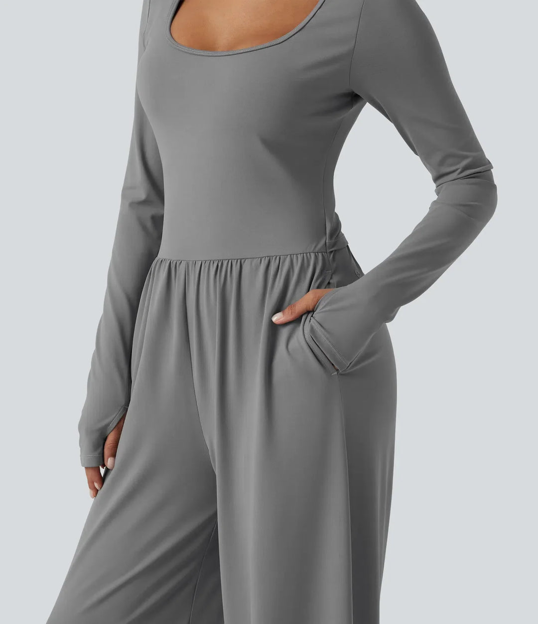 Svart långärmad jumpsuit med vida ben och tumhål bakifrån