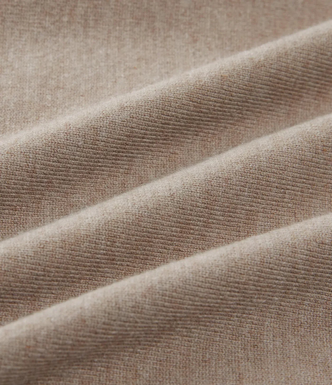 Baksida av långärmad tröja för dam i neutral beige nyans