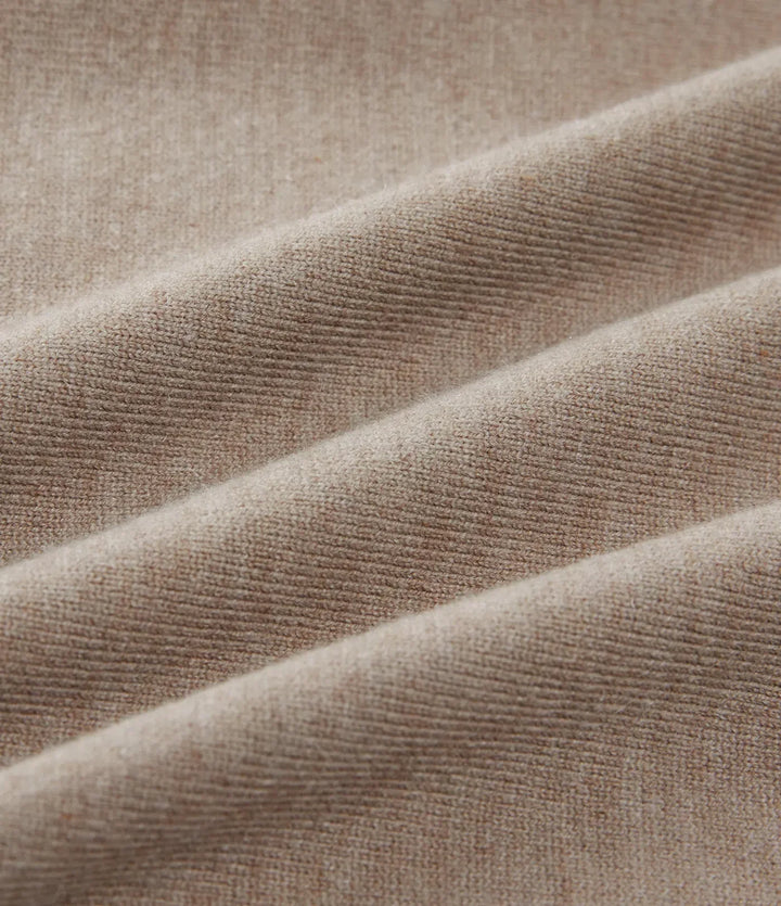 Baksida av långärmad tröja för dam i neutral beige nyans