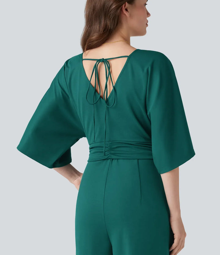 Moderna detaljer på elegant grön jumpsuit med V-ringad hals