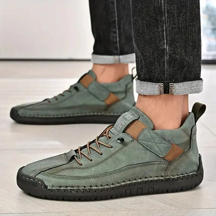 Hälparti på eleganta vardagsskor för en stilren look