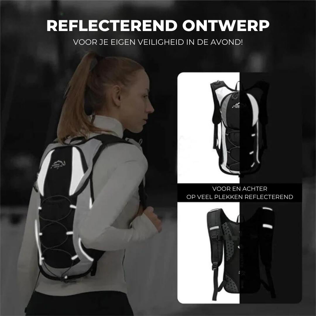 Kvinna som bär reflexförsedd outdoor-ryggsäck bakifrån