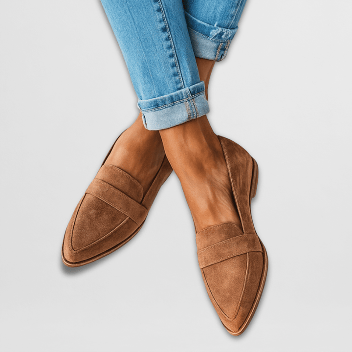 Brunt par damloafers i mockaimitation matchade med uppvikta jeans