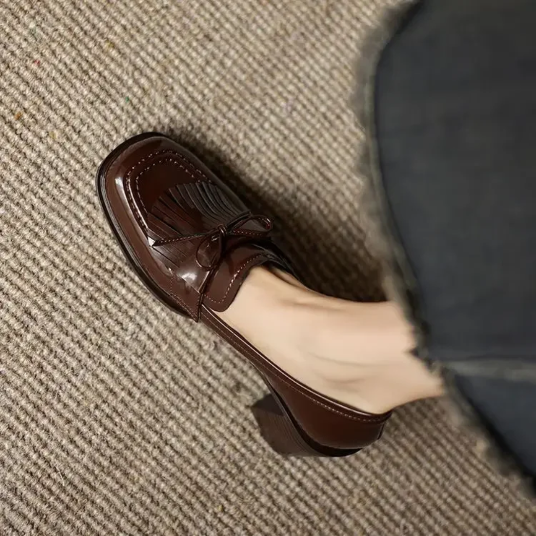 Elegant dam skor med blockklack och fransar visad från sidan