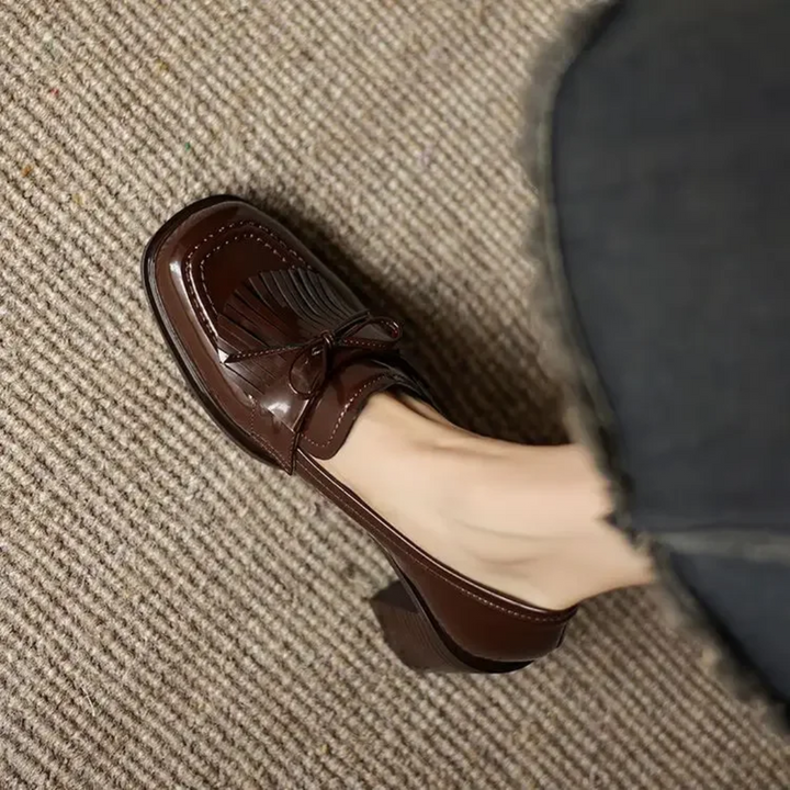 Elegant dam skor med blockklack och fransar visad från sidan