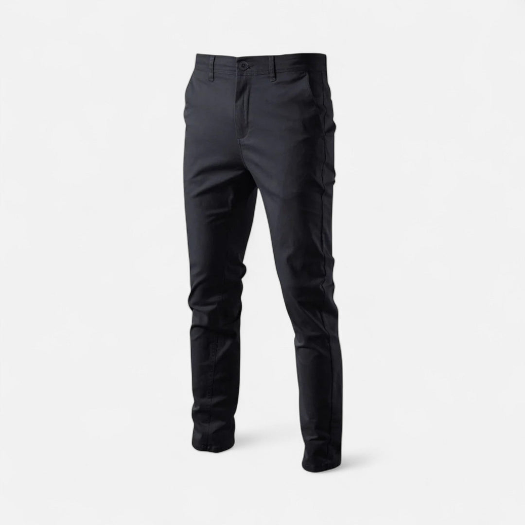 Beige chinos för män, ett basplagg för den medvetna garderoben