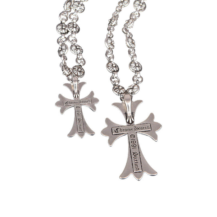 Snyggt unisex halsband med gotiskt korshänge hängande på matchande kedja