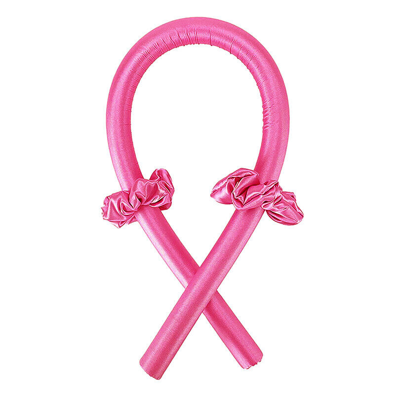 Person som använder en rosa värmefri locktång för naturliga lockar