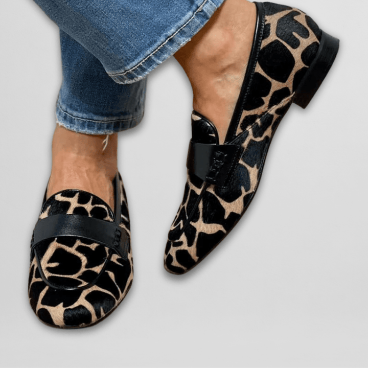 Närbild på Brigitte leopardmönstrade loafers framifrån