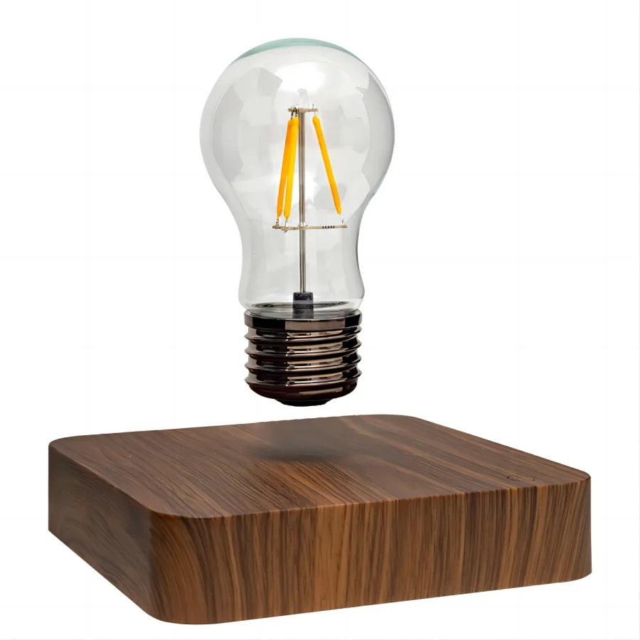 Studiobild av flytande glödlampa som svävar över modern träbas