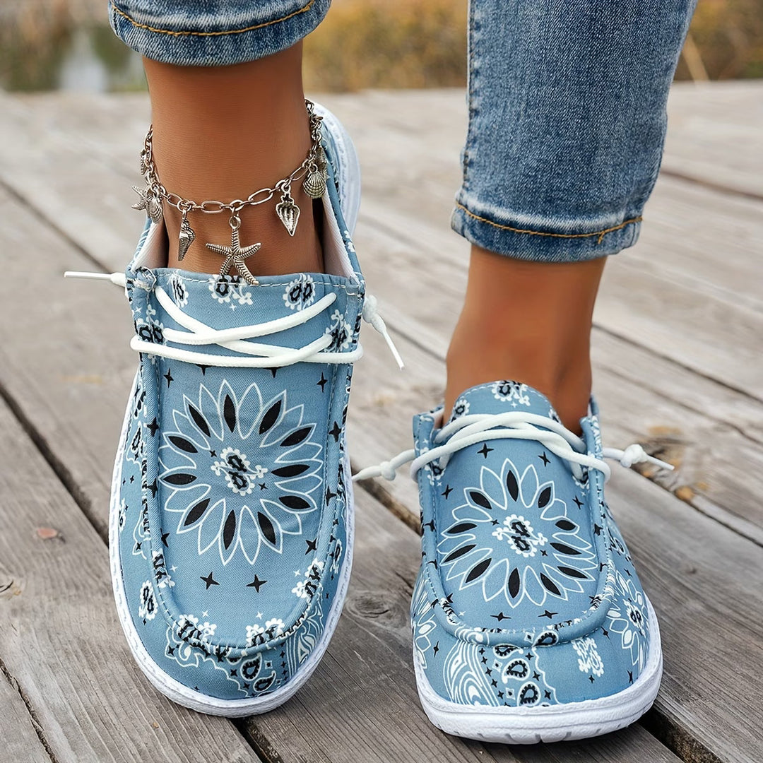 Blå Catherine ortopediska ultralätta sneakers på fötterna utomhus