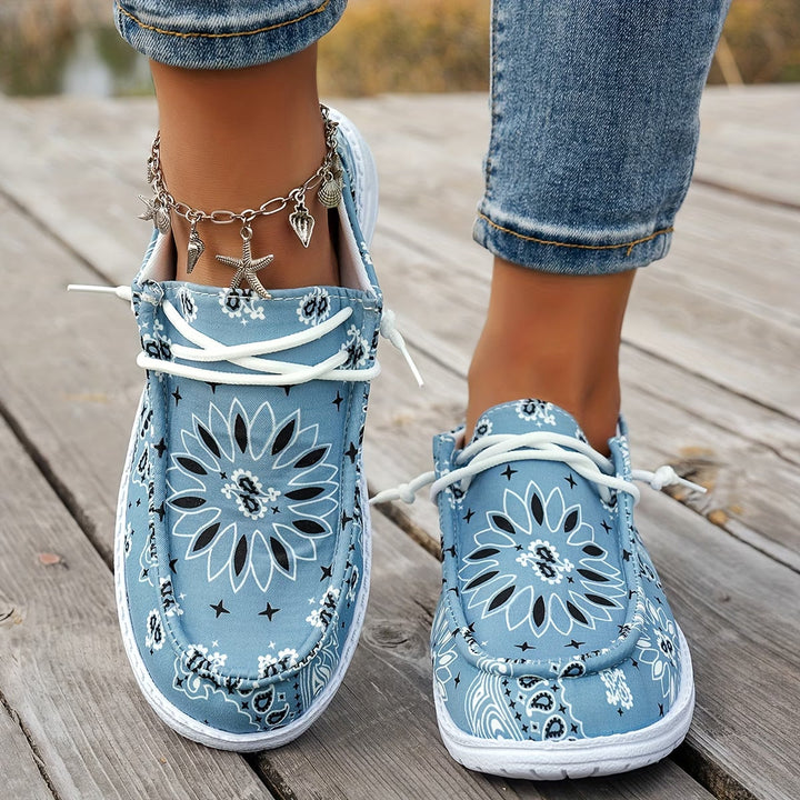 Blå Catherine ortopediska ultralätta sneakers på fötterna utomhus