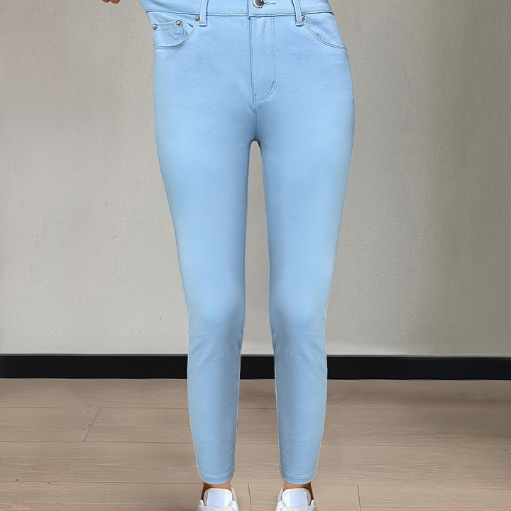 Färgstarka röda damjeans med slim fit sett bakifrån