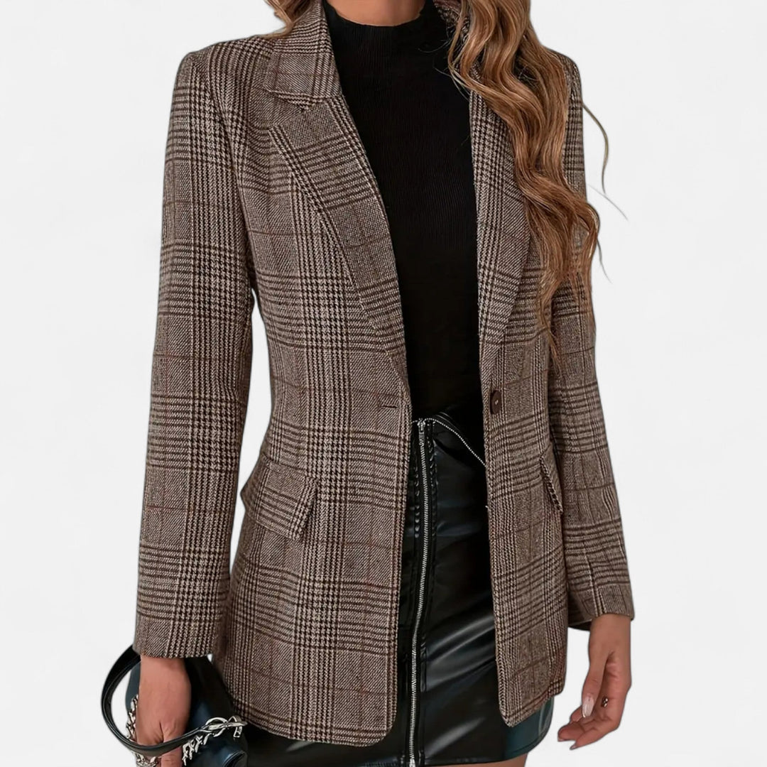 Närbild på dam i brun rutig enknäppt blazer