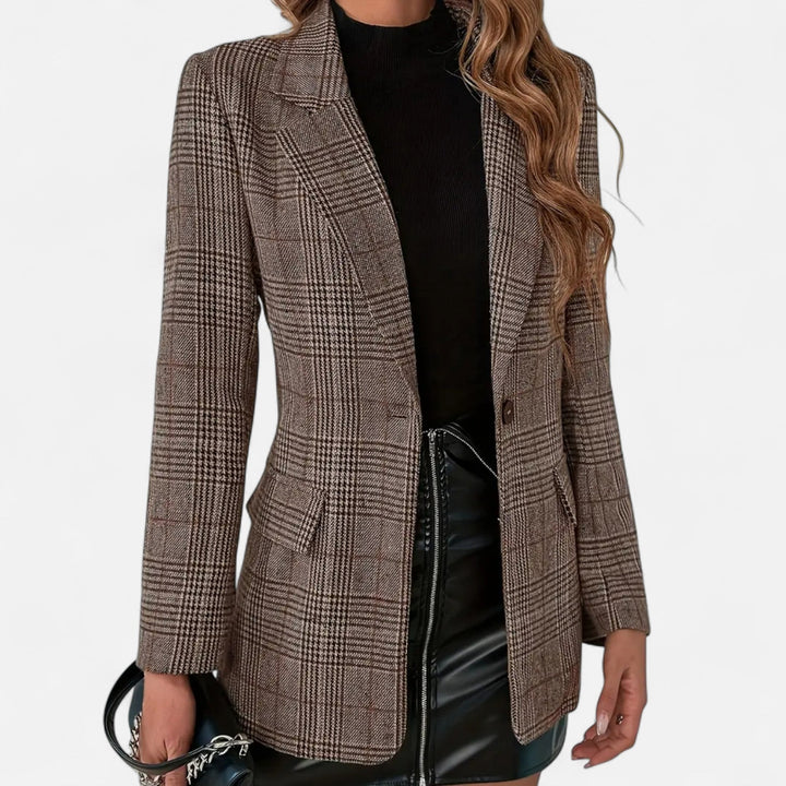 Närbild på dam i brun rutig enknäppt blazer