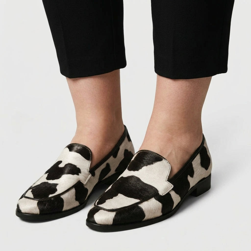 Dam loafers Hana i svart och vit mönstring på modell