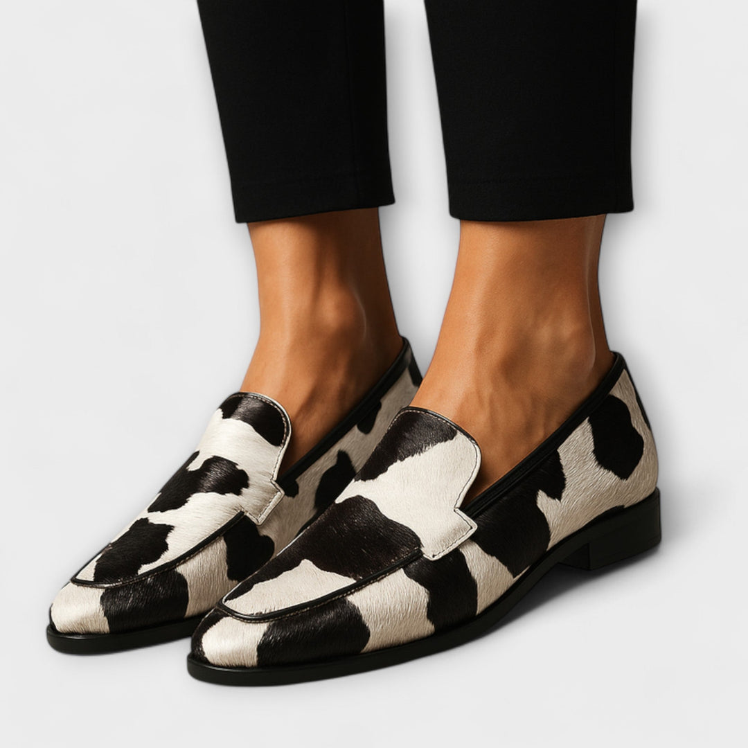 Modell som bär kontrastmönstrade dam loafers Pauline