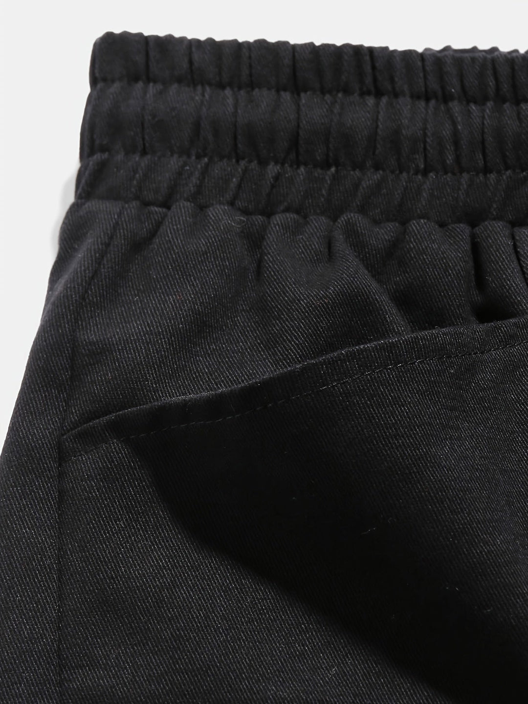 Svarta herrshorts med coolt bokstavstryck och streetwear-design för varma sommardagar