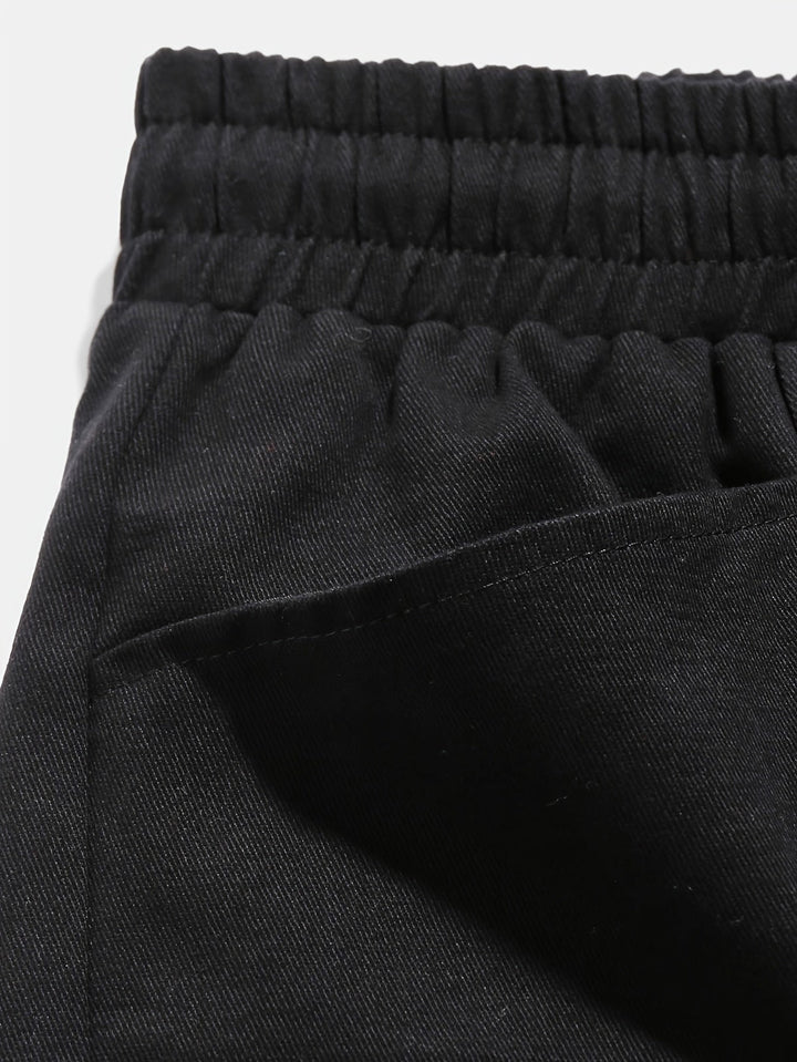 Svarta herrshorts med coolt bokstavstryck och streetwear-design för varma sommardagar