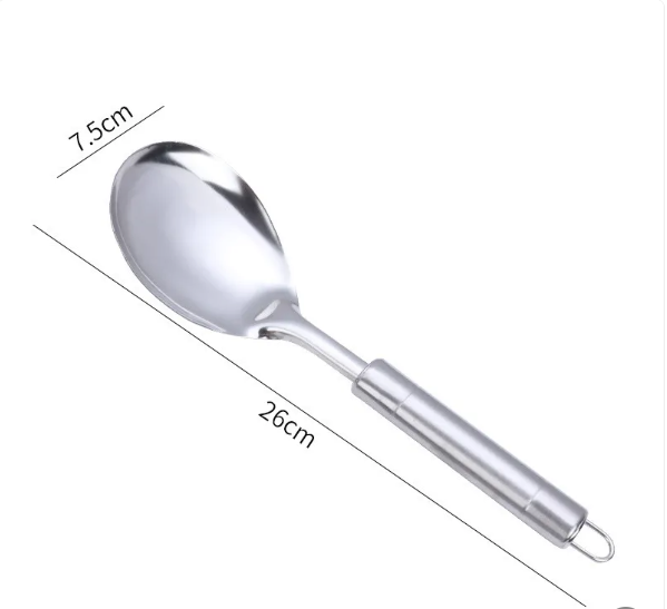 Närbild på soppsked med tydliga måttangivelser i centimeter
