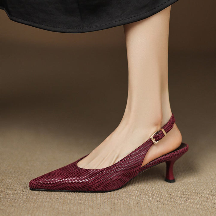 Delphine slingback-pumps i granatröd nyans på fot