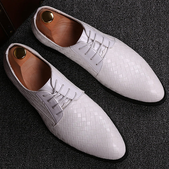 Vita klassiska snörskor i mönstrad design för män