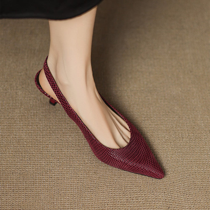 Närbild uppifrån på Delphine spetsiga slingback-skor