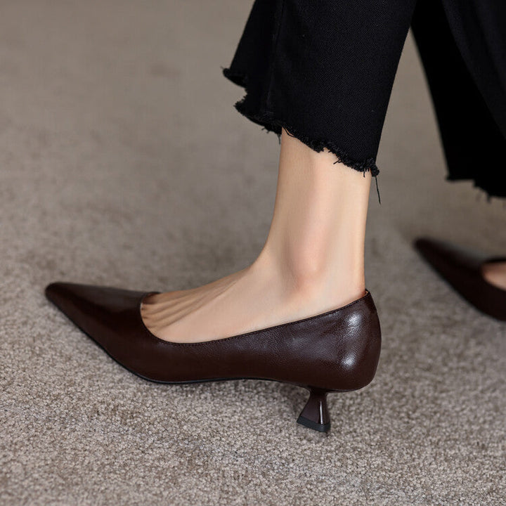 Närbild på Mathilde pumps med blank yta och spetsig tå