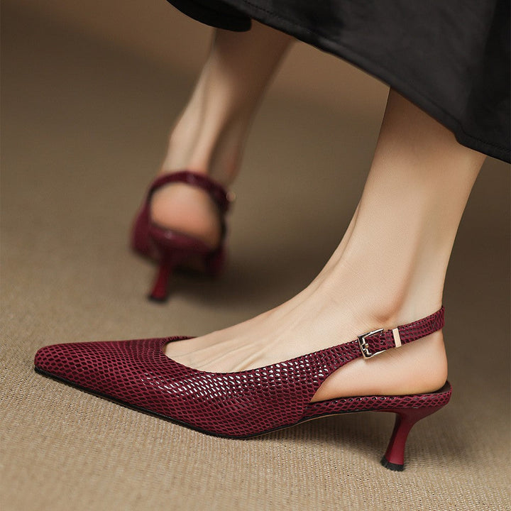 Sida av granatröd slingback-pump med justerbar rem