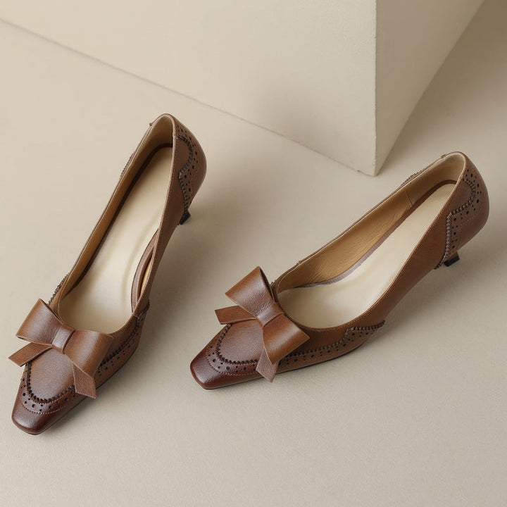 Damklackskor Claire i cognac med elegant rosett och perforeringar