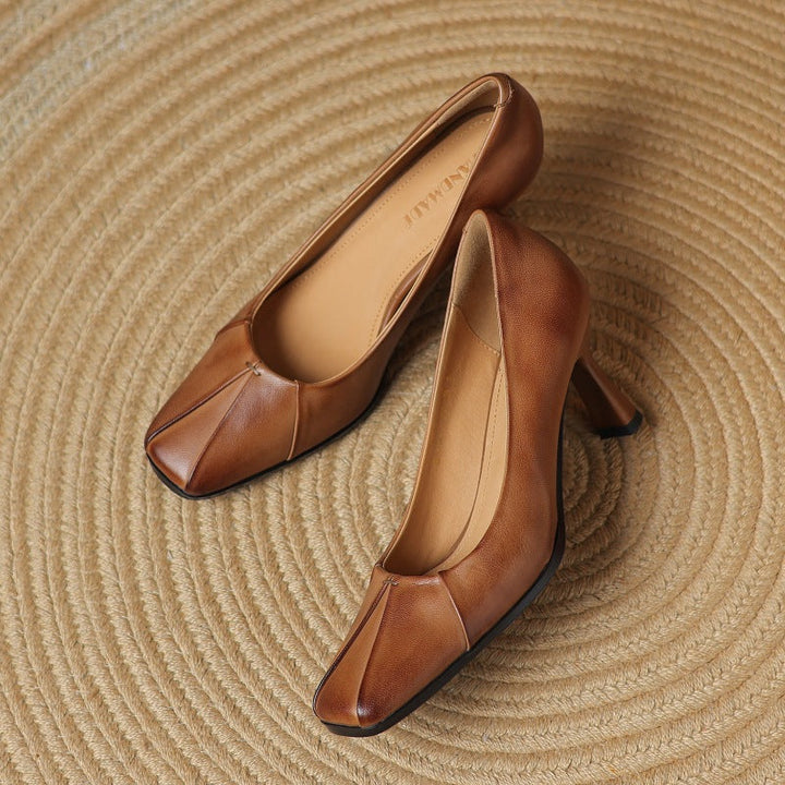 Moderna svarta pumps med fyrkantig tå och elegant plissé