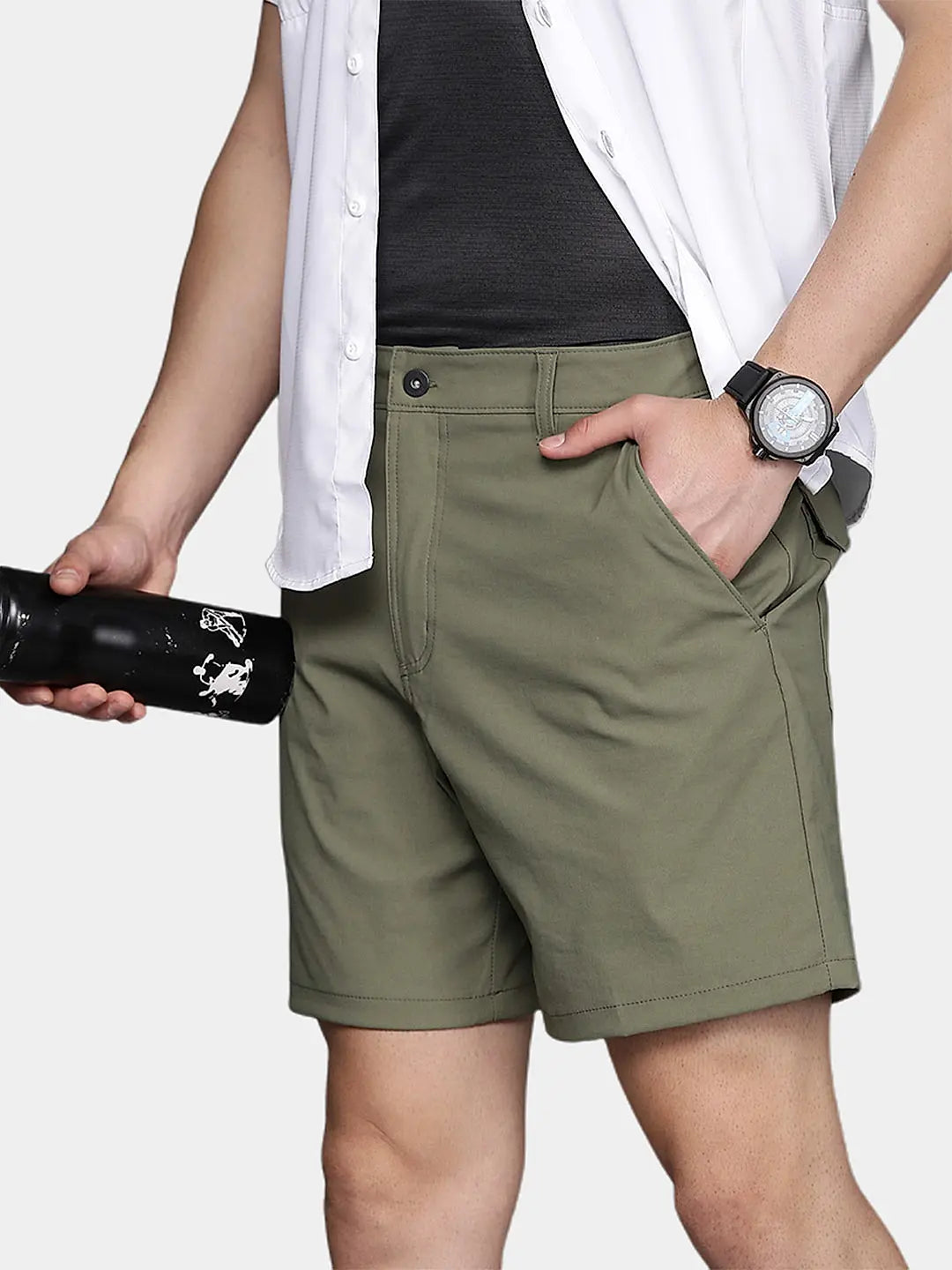 Grön modell av Matteo chinoshorts matchad med skjorta