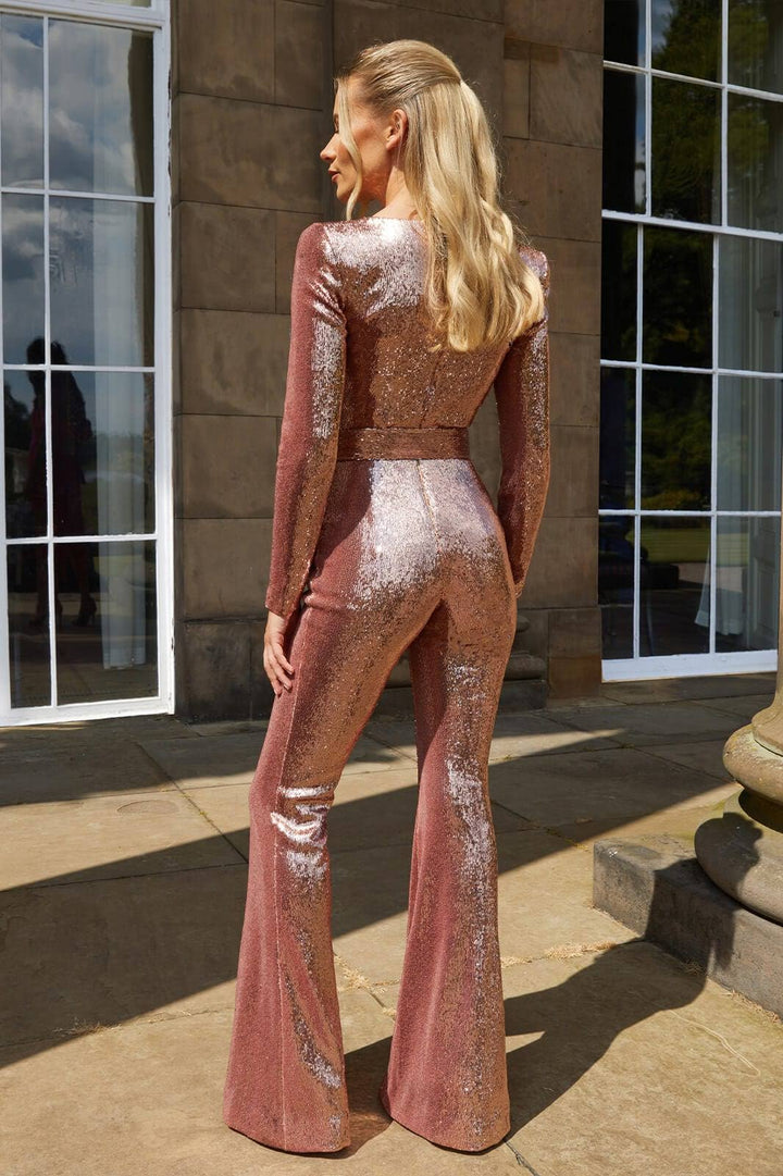 Baksida av elegant glittrig damjumpsuit