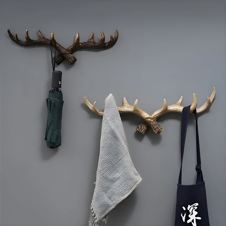 Närbild på retrohängare med detaljrik hornformad design för vägg
