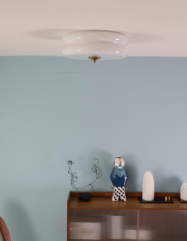 Stilfull inredningsdetalj i form av en tidstypisk vintage taklampa