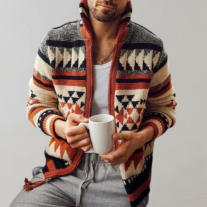 Man som bär mönstrad röd herrväst med kaffekopp