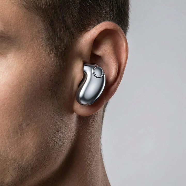 Man som bär trådlösa in-ear hörlurar i örat