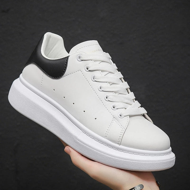 Vita sneakers med svarta detaljer för kvinnor