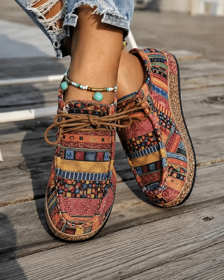 Närbild på mönstrade damloafers Sophie i modell Höstmosaik på trätrall