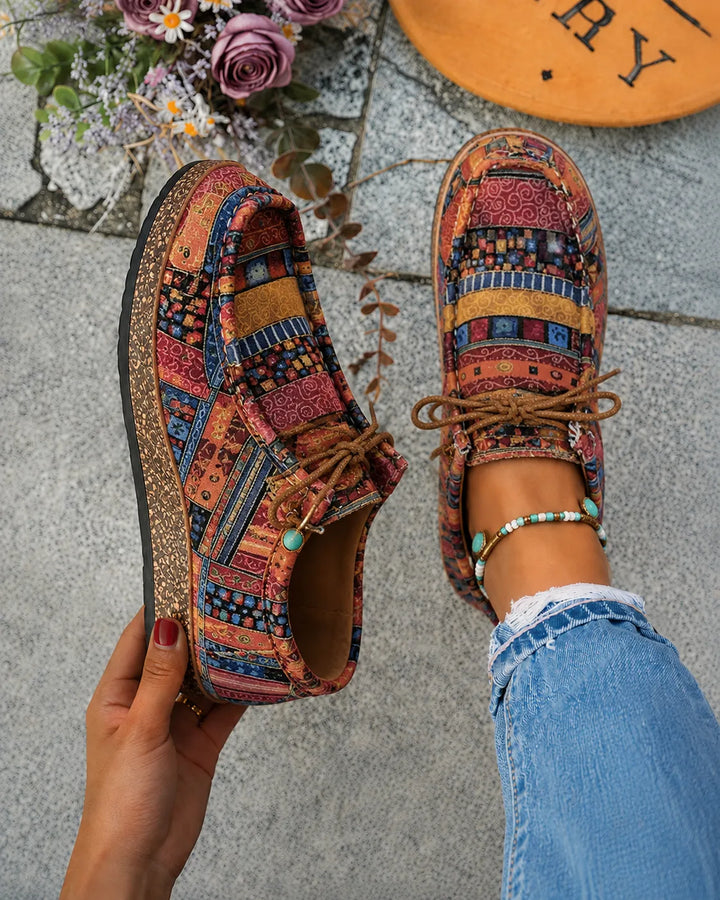 Ovanifrån vy av färgglada damloafers Sophie i hösttoner