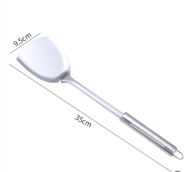 Närbild på stekspade med ergonomiskt handtag och angivna mått