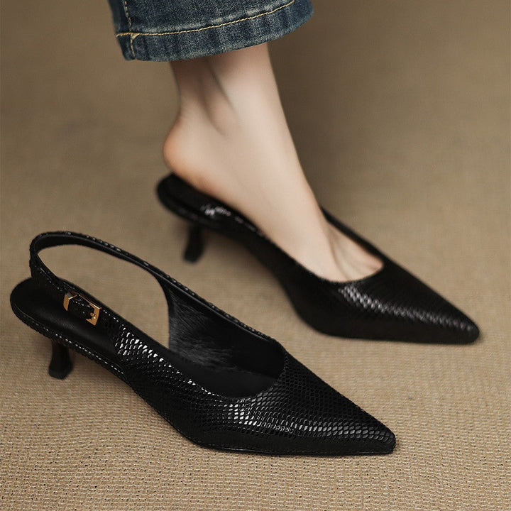 Sida av granatröd damklackskor visande elegant slingback-design
