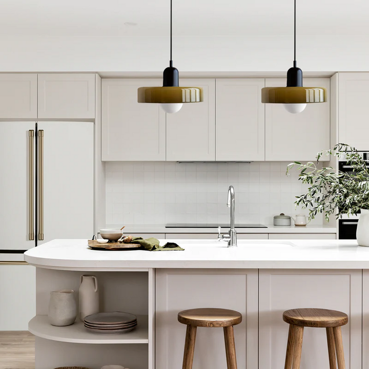 Stilren belysning med bauhausinspirerad glaslampa i taket