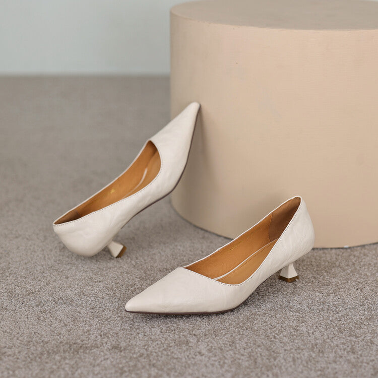Stilrena svarta pumps med blank finish från vinkeln ovanför