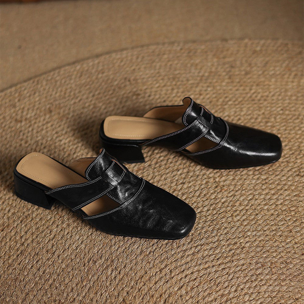 Modell som bär eleganta mules med klack utomhus