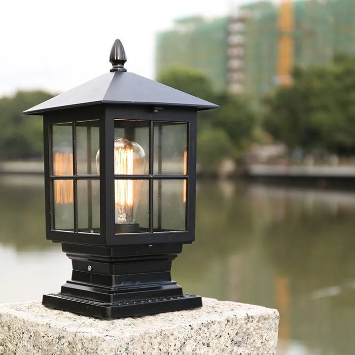 Stilren trädgårdslampa och pelarlampa för utomhusbelysning på uppfart