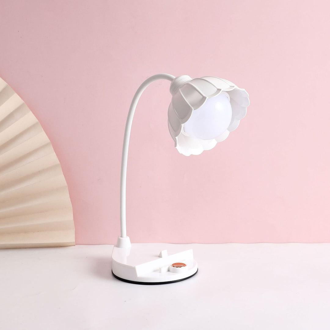 Dekorativ led-bordslampa uppställd i en modern och minimalistisk miljö