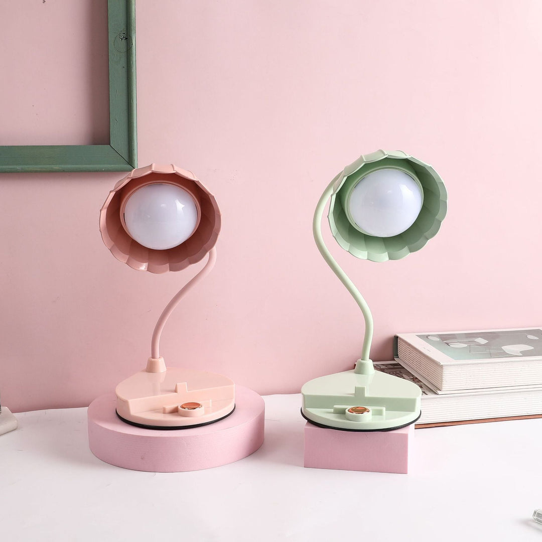 Stilren bordslampa i blomsterdesign som förhöjer estetik och belysning i hemmet