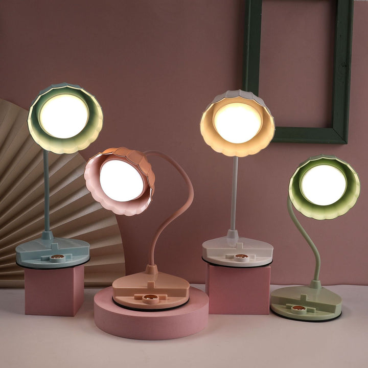 Portabel touchlampa med varmt led-ljus som passar perfekt som mysig nattdukslampa