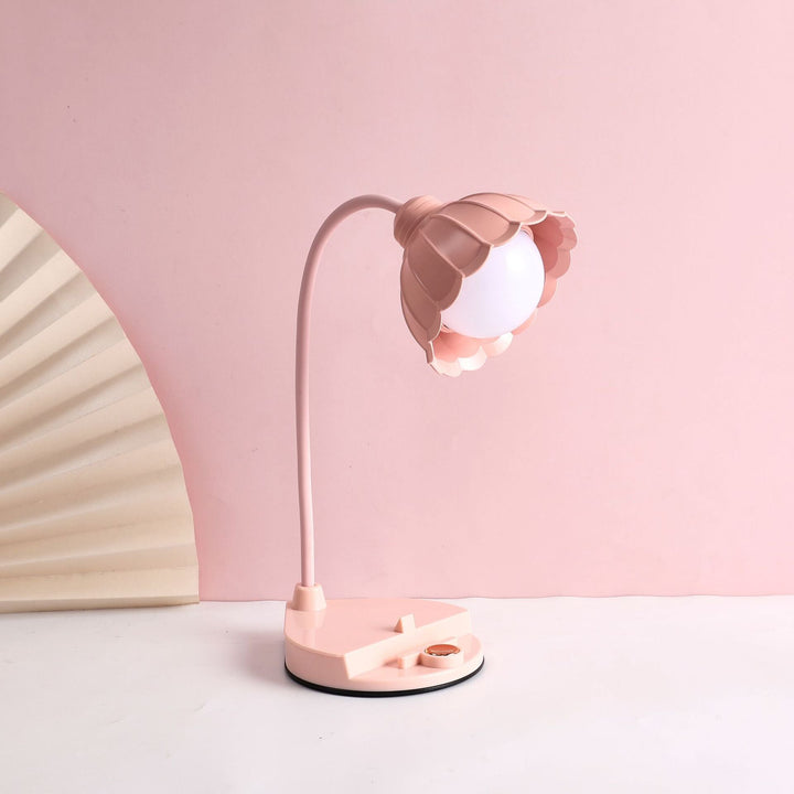 Rosa uppladdningsbar touch LED-bordslampa med blomsterdesign på vit yta